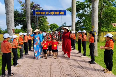 TRƯỜNG MẦM NON HỒNG THUẬN ĐỒNG HÀNH CÙNG CÁC BÉ 5-6 TUỔI TRONG CHƯƠNG TRÌNH THAM QUAN, TRẢI NGHIỆM TẠI TRƯỜNG TIỂU HỌC
